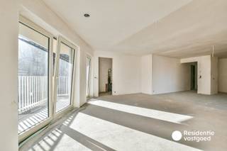 Ontdek dit prachtig nieuwbouwappartement, centraal gelegen in het gezellige centrum van Wenduine. Dankzij de uitstekende ligging bevinden winkels, horeca, openbaar vervoer en het strand zich op wandelafstand. Met een royale bewoonbare oppervlakte van 115 m² geniet u hier van een moderne, comfortabele en energiezuinige woonomgeving.<br /><br />Via de inkomhal met bel- en videofooninstallatie komt u terecht in de ruime leefruimte van maar liefst 38 m². De grote raampartijen zorgen voor een aangename lichtinval en creëren een open en luchtig gevoel. Aansluitend bevindt zich de volledig uitgeruste keuken, die dankzij haar praktische indeling perfect aansluit bij het moderne wooncomfort.<br /><br />Het appartement beschikt over twee volwaardige slaapkamers van respectievelijk 10 m² en 12 m². Beide kamers zijn voorzien van UTP-aansluitingen en bieden voldoende ruimte voor een comfortabele inrichting. Daarnaast is er een badkamer met inloopdouche afgewerkt met wandtegels en een afzonderlijk toilet met lavabo.<br /><br />Extra troef is de praktische berging, voorzien van aansluitingen voor wasmachine en droogkast, bekabeling voor Telenet en Proximus, alsook de nodige voorzieningen voor de verwarmings- en ventilatie-installaties.<br /><br />Buiten geniet u van een ruim terras van 19 m², een ideale plek om te ontspannen, gezellig te tafelen of te genieten van de gezonde zeelucht. Het terras is bovendien uitgerust met een lichtpunt en een buitenstopcontact voor extra gebruiksgemak.<br /><br />Op technisch vlak scoort dit appartement uitstekend dankzij de geothermische warmtepompinstallatie met vloerverwarming. In combinatie met de aluminium ramen en kwalitatieve isolatie resulteert dit in een sterke E-peil. De stijlvolle afwerking met keramische tegels en fineerparket zorgt voor een tijdloze uitstraling.<br /><br />Een ideale opportuniteit voor wie op zoek is naar een comfortabel, energiezuinig en kwalitatief afgewerkt nieuwbouwappartement aan de Belgische kust.
