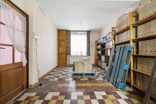 Ben jij op zoek naar een woning met potentieel, een eerste renovatieproject of een interessante investering? Dan is deze woning in de Weverijstraat misschien wel precies wat je zoekt! In een rustige straat, vlak in het centrum van Ieper, bevindt zich deze te renoveren woning met een ruime, zuidwestgerichte tuin en tal van mogelijkheden. Bovendien geniet je hier van een uitstekende ligging: de bibliotheek, academie, sportvoorzieningen, scholen, winkels, openbaar vervoer en andere voorzieningen bevinden zich allemaal op wandelafstand.<br /><br />De woning is als volgt ingedeeld. Via de inkomhal komen we in de leefruimte, die aansluit op de keuken. Vanuit de keuken hebben we toegang tot de badkamer en een ruime polyvalente ruimte. Deze kan, afhankelijk van jouw wensen, perfect dienstdoen als slaapkamer op het gelijkvloers, bureau, hobbyruimte, ontspanningsruimte of extra leefruimte. Aansluitend bevindt zich de veranda, die toegang geeft tot de garage en de ruime zuidwestgerichte tuin. Een heerlijke buitenruimte met heel wat potentieel! Op de eerste verdieping bevinden zich twee slaapkamers. Een verdieping hoger komen we op de ruime zolderverdieping. Dankzij de beschikbare oppervlakte biedt deze verdieping mogelijkheden om nog twee extra slaapkamers te creëren, naast een bijkomende zolderruimte.<br /><br />Deze woning vraagt een totaalrenovatie, maar biedt tegelijk enorm veel mogelijkheden om er een prachtige gezinswoning of interessante investering van te maken. De combinatie van de centrale ligging, de ruime tuin, garage en uitbreidingsmogelijkheden maakt dit dan ook een bijzonder interessant renovatieproject. Ben jij een handige Harry en zie je het potentieel van deze woning? Of ben je op zoek naar een renovatieproject om zelf te bewonen of als investering? Aarzel dan niet en leg vandaag nog jouw bezoek vast. Ontdek ter plaatse welke mogelijkheden deze woning jou te bieden heeft!
