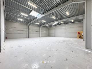 <u><strong>Benaderende OPPERVLAKTE:</strong></u><br />Magazijn: <strong>359,8m²</strong><br /><strong>Inclusief 2 private parkeerplaatsen </strong>voor de deur (grasdallen) en gemeenschappelijke fietsenstalling. <br /><strong>Grote manoeuvreerruimte</strong>, die de toegankelijkheid van opleggers mogelijk maakt.<br /><br /><strong><u>SPECIFICATIES:</u></strong>
<ul>
<li><strong>Constructie:</strong> Metalen constructie met volledige overspanning </li>
<li><strong>Wanden: </strong>Sandwichpanelen met isolatie en cellenbetonpanelen </li>
<li><strong>Bevloering:</strong> Gepolierde en gewapende betonvloer</li>
<li><strong>Dak:</strong> Geïsoleerd plat dak (steeldeck) met lichtkoepels (rookluiken). Mogelijkheid hierop <strong>zonnepanelen</strong> te plaatsen!!</li>
<li><strong>Poorten: </strong>elektrische sectionaalpoort (h: 4,5m x b: 4,8m) met afzonderlijke loopdeur</li>
<li><strong>Sanitair: </strong>1 toilet met spoelbak</li>
<li><strong>Vrije hoogte:</strong> ± 6m</li>
<li><strong>Verlichting</strong>: LED-verlichting</li>
</ul>
<u><strong>NUTSVOORZIENINGEN:</strong></u> Elektriciteit (drijfkracht, 3 x 400V, 32A), stads -en regenwater (regenput van 10.000 liter).<br /><br /><u><strong>LIGGING:</strong></u><br />Vlakbij haven van Zeebrugge, vlotte verbinding naar binnenland via expresweg van Brugge naar E40/E403/A11.<br />- Op 3,3 km van de oprit N31<br /><br /><u>* Bijzonderheden:</u><br />- Onmiddellijk beschikbaar bij het verlijden van de akte<br />- Verdeelsleutel grond (registratie) - en constructiewaarde (Btw): 45/55<br />- Vermelde verkoopprijs is exclusief btw (21%), aansluitingskosten en kosten voor opmaak van het PID en de basisakte.<br />- Onze referentie op <strong>www.centro.be</strong> : <strong>Q0835-6</strong> of contacteer ons via<strong> 050/70.01.02</strong> voor meer info.