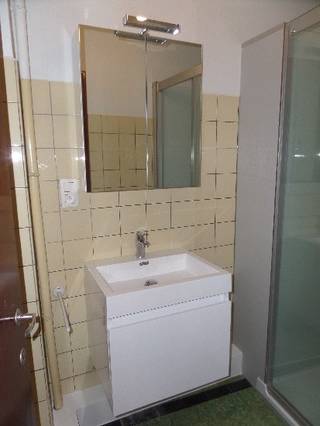 Residentie "Maison Marie" Dit appartement van 71m² is gelegen aan ´t Zand in de onmiddellijke nabijheid van tal van winkels en parkeermogelijkheden. Het appartement gelegen op de 2e verdieping heeft 2 slaapkamers en een gemeenschappelijke kelder. Ideaal als investering !!!<br /><br />www.desmetpoupeyebrugge.be<br /><br />Voor meer info of een bezoek, contacteer ons 050 47 00 00 of kom langs op ons kantoor te Hoefijzerlaan 1 ('t Zand) Brugge.<br /><br />- inkom met toilet<br />- living (parket) met sierhaard : 20m²<br />- ingerichte keuken : dampkap, gaskookplaat, oven en frigo<br />- badkamer : lavabo met meubel, douche, toilet en aansluiting voor wasmachine<br />- slaapkamer 1 (parket) : 2 persoons : 13,50m²<br />- slaapkamer 2 (parket) : 1 persoons : 10m²<br />- bergkast in de keuken met CV ketel en aansluiting voor wasmachine<br /><br />* dubbel glas met rolluiken<br />* gemeenschappelijke kelder met plaats voor fietsen<br /><br />+ residentie met slechts 4 appartementen<br />+ gelegen op enkele stappen van ´t Zand en de Smedenstraat