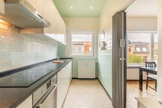 <p><span>Wil je supercentraal wonen in hartje Wilrijk? Dan zit je in dit instapklare appartement zéker goed. De mooie, grote leefruimte op blokjesparket krijg je er zo bij!</span></p><p><span> </span></p><p><span>In een kleinschalig gebouw met slechts drie units, vind je hier op de tweede verdieping dit verzorgde appartement. Via de sixtiestrap ga je naar boven, waar je het appartement binnenkomt in de grote centrale inkomhal die alle ruimtes met mekaar verbindt.  Door de dubbele deur zie je de leefruimte vooraan al: een gezellige plek die baadt in het licht, op een mooie blokjesparket en met een sierschouw waarnaast je met enkele kussens een gezellig extra zithoekje creëert.</span></p><p><span> </span></p><p><span>Retro met moderne touches</span></p><p><span>Van hieruit stap je de keuken binnen, die een toffe mix is van retro vloer- en wandtegels en een moderne geïnstalleerde keuken. Je hebt hier een elektrisch vuur, dampkap, oven, spoelbak, vaatwasser en heel wat kastruimte. Handig: je kunt hier ook makkelijk een ontbijthoekje installeren tegen de muur.  In de hal heb je nog de betegelde badkamer met z’n dubbele spoelbak, grote douchecabine, toilet, grote spiegel en handdoekradiator. Aan de rustige achterzijde bevinden zich de twee slaapkamers. De kleinste is naast gezellig, ook heel licht, net als de master bedroom. </span></p><p><span> </span></p><p><span>Centraal en toch rustig</span></p><p><span>Je woont hier op enkele passen van het bruisende centrum van Wilrijk, met den Bist en al zijn winkels vlakbij, handig! Van hieruit ben je op 5 minuutjes op de Ring en de E19. Naar het park van Eden kan je fietsen. En hoewel het centrum niet veraf is, is het in deze straat toch rustig wonen.</span></p><p><span> </span></p>