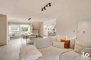 Dit prachtig gerenoveerd appartement bevindt zich op de bovenste verdieping (2de) van een kleinschalige residentie met slechts drie appartementen en één handelszaak. Dankzij de volledige renovatie in 2025 geniet u van hedendaags wooncomfort, een kwalitatieve afwerking en een woning die volledig instapklaar is.<br /><br />Via de inkomhal betreden we de ruime leefruimte, waar de mooie raampartijen zorgen voor een aangename lichtinval en een open, ruimtelijk gevoel. De gezellige zithoek sluit naadloos aan op de eetplaats en de moderne, volledig uitgeruste keuken met ruim kookeiland, kwalitatieve AEG-toestellen en voldoende werk- en bergruimte. Vanuit de leefruimte heeft u rechtstreeks toegang tot het gezellige zuid gericht terras van ca. 5 m², waar u kunt genieten van een mooi groen uitzicht.<br />Het appartement beschikt verder over twee volwaardige slaapkamers en een stijlvolle badkamer met een vrijstaand ligbad, ruime inloopdouche, modern lavabomeubel en kwalitatieve afwerking. Doorheen het volledige appartement werd gekozen voor duurzame materialen en een tijdloze inrichting.<br /><br />Een bijkomende troef is de ruime privatieve bergzolder van ca. 65 m².<br /><br />Met een bewoonbare oppervlakte van 110 m², een volledige renovatie in 2025, een gunstig EPC-label B, een kleinschalige residentie en een hoogwaardige afwerking vormt dit appartement een unieke opportuniteit voor wie op zoek is naar appartement in het centrum van Zeveneken.<br /><br />Wenst u dit prachtig appartement te bezoeken, schrijf u in op onze bezoekdag op zaterdag 17 oktober via de link:  https://calendly.com/loimmo/bezoekmoment-gentse-steenweg-438-bus201