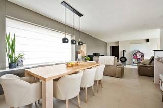 EPC 328 kWh/m2 - Geen renovatieverplichtingBent u op zoek naar een lichtrijke, ruime én instapklare woning waar comfort en rust hand in hand gaan?...