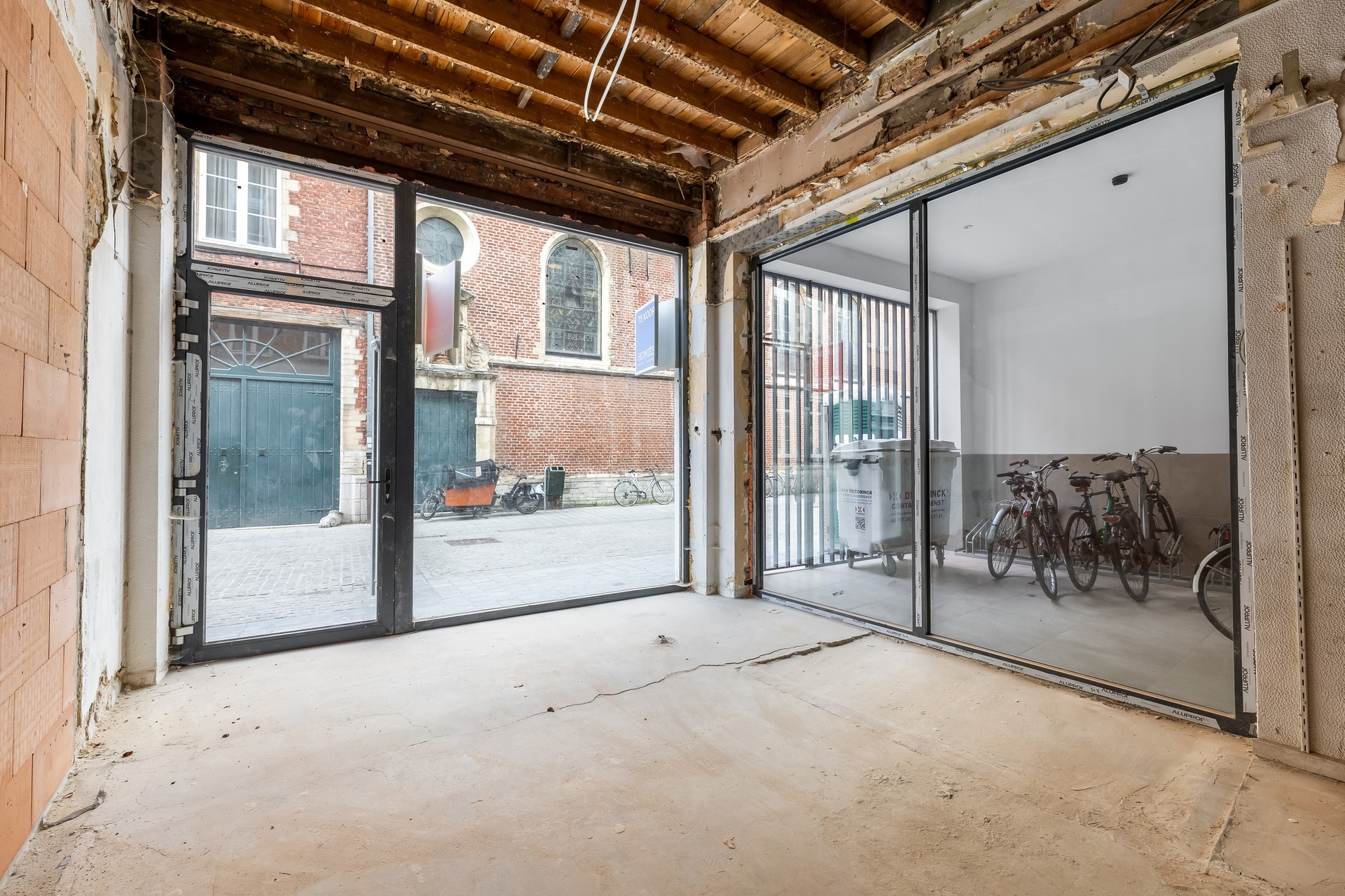 Handelsruimte met veel visibiliteit op toplocatie - foto 4