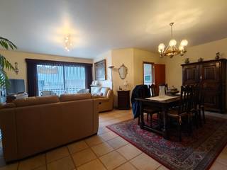 Dit appartement omvat een inkomhal, die leidt naar de ruime living en de keuken. Er zijn twee slaapkamers. De ingerichte badkamer is voorzien van een ligbad en een lavabomeubel en er is ook een apart toilet aanwezig. Een berging biedt extra opslagmogelijkheden.<br /><br />Buiten zijn er twee terrassen, zowel aan de voor- als achterzijde van het appartement, waar je kunt genieten van buitenlucht en ontspanning. Een autostaanplaats in de ondergrondse garage zorgt voor handige parkeermogelijkheden.<br /><br />De huurprijs bedraagt €890 per maand, met een bijkomende €60 aan vaste kosten per maand.<br />Het appartement is beschikbaar vanaf mei 2026<br /><br />Indien je interesse hebt in dit appartement en graag meer informatie wilt ontvangen of een bezichtiging wilt regelen, aarzel dan niet om contact met ons op te nemen.