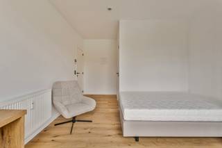 <span><strong>***alle informatie op www.connect-immo.be***</strong></span>
<p>Deze residentie is gelegen aan de Leuvense stadsrand, namelijk op de <strong>Geldenaaksebaan</strong>! Deze locatie biedt zowel voor studerende jongeren in Leuven, Heverlee én Brussel een goede uitvalsbasis. <br /><br />Niet alleen de rustige omgeving is een troef maar ook de faciliteiten in de nabijheid zijn mooi meegenomen. Zo kan je er het openbaar vervoer vinden op enkele meters van het gebouw. Supermarkten, printshops, apotheek… op wandel/ fietsafstand. Het verlengde van de straat geeft uit op Sportoase waar je als student kan deelnemen aan groepslessen of gewoonweg kan ontspannen. <strong>Abdij Van Park</strong> is een Norbertijenabdij gelegen aan Leuvense bossen en is de ideale uitvalsbasis voor studenten die naast het studeren wensen te ontspannen. Je geniet er als het ware van de natuur en dit op een boogscheut van Leuven. Men kan hier echt wel spreken van een verborgen parel.</p>
<span><strong>Residentie César</strong> is een </span><strong>vernieuwbouwproject </strong><span>en werd opgeleverd in oktober 2024</span><span>. De renovatie werd uitgevoerd met aandacht voor detail, afwerking en kwaliteitsvolle materiaalkeuze. Ook <strong>voldoet </strong>het gebouw aan </span><span>de gevraagde strenge </span><strong>energiezuinigheidsnormen</strong><span> van 2024. De entiteiten zijn kamers eigen sanitair en een studio, dewelke volledig bemeubeld aangeboden worden. Ook beschikken enkele units over een </span><strong>privatief terras</strong><span>, als dat niet geweldig is! Bovendien is er een <strong>inpandige </strong></span><strong>fietsenstalling</strong><span> en een <strong>gemeenschappelijke keuken met terras en tuin </strong>aanwezig zodat bewoners samen kunnen kokerellen!</span><br /><br /><span><strong>Interesse? Vraag je brochure op en plan uw bezoek in met onze Expert Investeringsvastgoed: Jacky@connect-immo.be of 0495 53 46 49</strong></span><br /><br /><span>EPC: 94 kWh/(m2jaar) - 3150724</span><br /><strong>Verkoop onder het registratiestelsel </strong><br /><span>Wg, G</span><span>dv, Gvkr, Gvv</span>