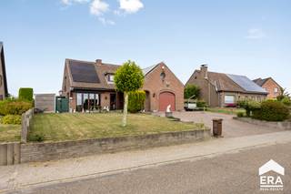 [[ DIT PAND NEEMT DEEL AAN DE ERA OPEN HUIZEN DAG OP 6/12 VAN 13:00 TOT 14:00 ]]
eze charmante woning uit 1977, gelegen in een rustige buurt, biedt een uitstekende combinatie van ruimte, comfort en energiezuinigheid. Het perceel is noordwest georiënteerd en meet maar liefst 10are 4ca, ideaal voor wie houdt van een zonnige tuin in de namiddag en avond.

<p>De woning werd in 2021 deels gerenoveerd, met een vernieuwde keuken en badkamer, wat zorgt voor hedendaags wooncomfort.</p>

<p><strong>Indeling:</strong><br />Gelijkvloers: ruime inkomhal, leefruimte met pelletkachel, eetkamer, volledig uitgeruste keuken met o.a. dubbele spoelbak, inductiekookplaat en oven, praktische bergingen, vernieuwde badkamer met ligbad en dubbele wastafel, apart toilet en slaapkamer op het gelijkvloers.<br />Eerste verdieping: 2 ruime slaapkamers, tweede badkamer met zitbad en wastafel en apart toilet.Inpandige garage met zolder.<br /><br /><strong>Troeven: </strong></p>

<ul><li>
	<p>EPC-label D: dakisolatie, spouwmuurisolatie en zonnepanelen, verwarming via pellet kachel en lucht-lucht warmtepomp. Zonnepanelen 6804 kWh/m² jaar.</p>
	</li><li>
	<p>EPC-label B mogelijk: installatie van een condenserende gasketel </p>
	</li></ul>

<p>Deze woning is ideaal voor gezinnen die op zoek zijn naar ruimte, rust en energiezuinige mogelijkheden. Klaar om jouw nieuwe thuis te worden?</p>