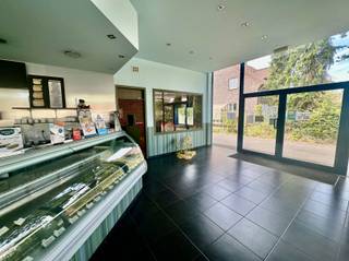 <p><span>Handelszaak/showroom met groot magazijn.</span></p><p><span> </span></p><p><span>INDELING</span></p><p><span>De zaak is heden een frituur, maar is ook geschikt voor winkel, fitness,..</span></p><p><span>Achteraan heeft de handelszaak een groot magazijn (diepte 15m) met aparte poort (hoogte en breedte 2,75m).</span></p><p><span>De grote parking is een extra plus bij dit pand.</span></p><p><span> </span></p><p><span>PRAKTISCH</span></p><p><span>De handelszaak is vrij van gebruik vanaf 1/1/27</span></p><p><span> </span></p><p><span>LIGGING</span></p><p><span>Gelegen vlakbij het centrum van Zottegem.</span></p><p><span> </span></p><p><span>Bezoek gewenst? mails ons via hilde@immodhondt.be</span></p>