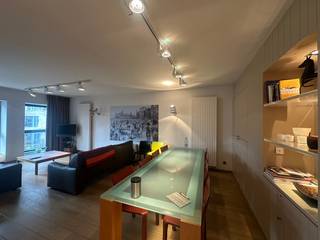 Ontdek dit ruim en volledig gemeubeld appartement, ideaal voor wie comfortabel en zonder zorgen wil wonen.<br />Het appartement beschikt over twee volwaardige slaapkamers en een derde kamer die werd ingericht als praktische dressing. De ruime en lichtrijke woonkamer sluit aan op een aangenaam terras – perfect om te ontspannen na een lange dag. De aparte, ruime keuken biedt voldoende plaats en comfort om uitgebreid te koken.<br />Verder is er een berging in het appartement zelf, wat zorgt voor extra opslagruimte. Er is een afzonderlijk gastentoilet én een badkamer uitgerust met ligbad, lavabo en een tweede toilet.<br />Het gebouw is voorzien van een lift, wat het appartement extra toegankelijk maakt.<br />Onmiddellijk beschikbaar.<br />Optioneel kan u een staanplaats huren aan €100 per maand en/of een garagebox aan €150 per maand.<br />Ben je geïnteresseerd in dit pand te huur in Oostende? Ga naar de website www.dermul.be, klik op het pand dat je wenst te huren. Via de knop "ik heb interesse" vragen we u kort een profiel in te vullen. Daarna nemen we contact op voor een bezoek. Telefonisch kunnen er geen afspraken gemaakt worden.