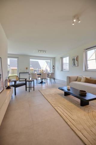 Hectaar bouwt een toekomstgerichte nieuwbouwwoning in Blaasveld, een rustig dorp gelegen tussen Mechelen en Willebroek. De woning bevindt zich in een doodlopende straat en liggen bovendien centraal ten opzichte van de A12 en A16. In de nabije omgeving vindt u tal van winkels, scholen en openbaar vervoer.<br /><br /><strong>Lot 01</strong> is reeds in aanbouw, waarbij u als koper de unieke kans krijgt om de volledige afwerking en inrichting van de woning zelf te bepalen, in samenspraak met onze ervaren partnerleveranciers. Zo creëert u een woning die perfect aansluit op uw smaak en levensstijl.<br /><br /><strong>Indeling van de woning</strong><br />Gelijkvloers: Inkomhal met gastentoilet, lichtrijke leefruimte met open keuken (43,2m²), ruime berging (6m²)<br />Verdieping: Nachthal met apart toilet, 3 volwaardige slaapkamers (13,3 m² – 12,5 m² – 11,5 m²), badkamer voorzien voor ligbad, inloopdouche en dubbel lavabomeubel<br />Zolder: Extra ruimte met tal van mogelijkheden<br /><br /><strong>Troeven van deze woning</strong><br />- Energiezuinig , vloerverwarming op het gelijkvloers<br />- Zonnepanelen<br />- Regenwaterput (7.500L) aangesloten op toiletten, wasmachine en buitenkraan<br />- Mogelijkheid tot plaatsen carport<br /><br />Wenst u meer info of wilt u samen met ons de mogelijkheden bespreken?<br />Contacteer ons gerust – we begeleiden u graag stap voor stap naar uw droomwoning.