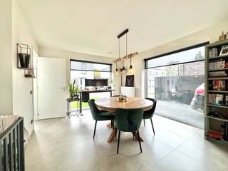 Moderne en recente halfopen woning dd. 2018, gelegen in een residentiële buurt nabij de Leieboorden en dichtbij alles wat men nodig heeft; Perceelsoppervlakte van 182 m²;<br />Indeling: inkomhal met mooie glaspartij, apart toilet met handwasser, L-vormige woonkamer met plaats voor eetplaats en salon en open keuken met eiland en alle comfort: vaatwas, microgolfoven, oven, koelkast, dubbele gootsteen met druipzone, afzuigkap,.. Aansluitend, een wasplaats; de leefruimte kijkt rechtstreeks uit op de onderhoudsvriendelijke tuin met terras en tuinhuis; Vooraan is een handige oprit en links van de woning een carport; De tuin is volledig omheind.<br />Vd 1: nachthall naar 3 comfortabele slaapkamers, een tweede apart toilet en een badkamer met ruime inloopdouche en dubbele wastafel met meubel;<br />Luik met plooitrap naar een ruime geïsoleerde bergzolder waar ook nog technieken huizen: condensatieketel op gas en ventilatiesysteem; Verder zijn er 15 Zonnepanelen en overal hoogrendementsbeglazing; EPC Label A/43kWh/m²jaar; Beschikbaarheid: bij akte na betaling; Info en bezoek: julie@elet.immo of 0479 635 685;