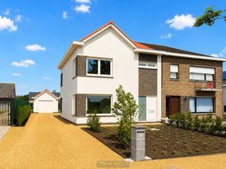 <strong>VOLLEDIG GERENOVEERDE WONING</strong> met <strong>ZUIDGERICHTE TUIN</strong> en <strong>APARTE GARAGE (32M²)</strong> op een rustige ligging, doch <strong>NABIJ DE E17 EN N60</strong>. Deze instapklare halfopen bebouwing combineert lichtrijke leefruimtes met een <strong>DUURZAME RENOVATIE (ZONNEPANELEN, DAKISOLATIE,...)</strong>. Op het gelijkvloers geniet u van een aangename leefruimte, praktische keuken <strong>MET EETHOEK</strong>, handige berging/wasplaats en <strong>DOUCHERUIMTE</strong>. De verdieping biedt <strong>DRIE SLAAPKAMERS</strong>, allen met <strong>INGEMAAKTE KASTEN</strong>, en ingerichte badkamer, terwijl de bergzolder extra opbergruimte voorziet. Vooraan kijkt u uit over agrarisch gebied, wat meteen zorgt voor een <strong>OPEN EN LANDELIJK GEVOEL</strong>. Buiten vormt de zuidgerichte tuin <strong>MET ZONNIG TERRAS</strong> een heerlijke plek om te ontspannen of te genieten met familie en vrienden. De <strong>VRIJSTAANDE GARAGE</strong> biedt niet alleen comfortabele parkeergelegenheid, maar is ook ideaal als <strong>WERKATELIER OF EXTRA STOCKAGE</strong>. Dankzij de rustige omgeving en de <strong>UITSTEKENDE VERBINDINGEN NAAR OUDENAARDE, DEINZE EN GENT</strong> geniet deze woning van een bijzonder gunstige locatie.<br /><br />Adres: Steinstraat 86 te Nazareth-Eke<br /><br />EPC-label B; P-score: A, G-score: A; Bestuursmaatregelen in maatregelenregister: neen.