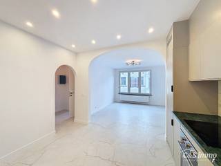 Bij het betreden van dit volledig gerenoveerde appartement wordt u verwelkomd in een stijlvolle inkomhal met een elegante, afgeronde deuropening.<br />Direct aan de inkom bevindt zich een bureauruimte met parketlaminaat en een gloednieuw raam, ideaal voor thuiswerk of studeerplek.<br />Verderop komt u in de ruime, open keuken die is afgewerkt met grote keramische tegels (120x120) en sfeervolle verlichting. De keuken is uitgerust met een ruime koelkast, vriesvak, inductiekookplaat en een luxueus marmeren werkblad met een composieten spoelbak.<br />Het aangrenzende loungegedeelte ligt aan de straatzijde en beschikt over nieuwe ramen met hoogrendementsglas en voldoende stopcontacten, wat het tot een comfortabele en leefruimte maakt. De badkamer is volledig vernieuwd en voorzien van moderne stalen kranen, keramische wand- en vloertegels, een hangtoilet, een prachtige inloopdouche met thermostatische kraan en ledspiegel met touchfunctie. Achteraan bevinden zich twee lichtrijke slaapkamers, (12m² en 9m²) beiden afgewerkt met parketlaminaat en voorzien van voldoende stopcontacten.<br />P en G score C. <br /><br />Pluspunten: conform elektriciteitsattest, asbestveilig, EPC-label C, aparte nutsvoorzieningen, nieuwe condensatieketel, geen vaste kosten en geen syndicus. Mooie huuropbrengst (1300 euro/ maand)