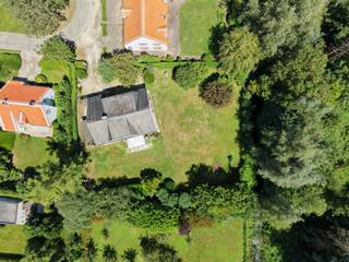 Propriété unique située en bordure du Parkbos – projet de rénovation ou de nouvelle construction<br />Située dans un cadre exceptionnel et verdoyant à Sint-Martens-Latem, en bordure du Parkbos et au calme d’une rue sans issue, cette propriété offre un potentiel particulièrement intéressant.<br />La maison se trouve sur un magnifique terrain d’environ 1 334 m² et dispose actuellement d’une surface habitable utile d’environ 211 m², avec en outre des possibilités d’agrandissement.<br />Sous réserve de l’obtention des autorisations et permis nécessaires, plusieurs possibilités peuvent être envisagées. Il est ainsi possible de réaliser une rénovation complète ou, sous réserve des autorisations requises, de construire une nouvelle habitation.<br />La combinaison de la situation exceptionnelle, du cadre verdoyant, de la superficie du terrain et des possibilités d’aménagement fait de cette propriété une opportunité rare pour ceux qui recherchent un projet résidentiel à fort potentiel.<br />Un emplacement idéal pour ceux qui souhaitent profiter du calme et de la nature, tout en restant à seulement 15 minutes en voiture de Gand.<br />Une opportunité unique de créer la maison familiale idéale dans le très recherché Sint-Martens-Latem.