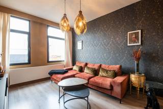 Op zoek naar comfortabel en stijlvol wonen op een toplocatie in Antwerpen? Dit ruime, gemeubelde appartement aan de Kattendijkdok Oostkaai combineert rust, licht en een uitstekende ligging vlak bij het Eilandje.<br />Het appartement beschikt over 1 ruime slaapkamer, een open, volledig uitgeruste keuken en een moderne badkamer met inloopdouche. Dankzij de open indeling en grote raampartijen geniet je van een aangenaam ruimtegevoel en veel natuurlijk licht.<br /><br />Troeven:<br />-Volledig gemeubeld – voorzien van huisraad<br />-Ruime leefruimte<br />-Open keuken met moderne toestellen<br />-Geen algemene kosten<br />-Gelegen aan het water, nabij het Eilandje<br />-Vlotte verbinding met openbaar vervoer, winkels en horeca<br /><br />Ideaal voor expats, alleenstaanden of koppels die op zoek zijn naar een kwalitatief appartement op een unieke locatie in Antwerpen.<br /><br />EPC 197 kWh score B.