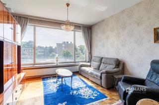 <p><span>Te renoveren appartement (82 m²) met 2 slaapkamers, autostaanplaats en terras (7 m²) in Antwerpen (2020)</span></p><p><span>In de Kruishofstraat geniet je van een uitstekende ligging met een vlotte verbinding naar het stadscentrum én ver daarbuiten. Bus, tram, trein en het velo-deelsysteem bevinden zich vlakbij, terwijl je met de wagen in slechts enkele minuten de snelweg bereikt. Een ideale locatie voor wie belang hecht aan een optimale bereikbaarheid.</span></p><p><span>Het appartement bevindt zich op de tweede verdieping van een goed onderhouden gebouw met zeventien verdiepingen, waarvan het dak conform geïsoleerd is. De vaste kosten bedragen circa €300/maand en omvatten onder meer verwarming (op stookolie), water en het onderhoud en verbruik van de gemene delen.</span></p><p><span>Het appartement is volledig naar eigen smaak te renoveren en vormt daardoor de ideale basis om jouw droominterieur te realiseren. Je komt binnen in de aparte inkomhal met praktische ingemaakte kast. Van hieruit bereik je de aparte keuken van 10 m² met basisuitrusting en de lichtrijke woonkamer van 28 m².</span></p><p><span>De nachthal geeft toegang tot twee volwaardige slaapkamers van 10 m² en 16 m², de badkamer van 4 m² met ligbad en lavabo en een apart toilet. Daarnaast zorgen meerdere ingemaakte kasten voor extra bergruimte. Vanuit de grootste slaapkamer heb je toegang tot het oost-georiënteerde terras van 7 m².</span></p><p><span>Tot slot staat er nog een privatieve kelderberging ter beschikking en is de autostaanplaats verplicht mee aan te kopen aan €15.000.</span></p><p><span>Ben je op zoek naar een lichtrijk appartement dat je volledig naar eigen smaak kan renoveren? Mis deze kans niet! Bewoonbare opp. 82 m² – ref.: bruto vloeropp. EPC-certificaat. Voor meer info of een gratis schatting surf naar </span><span><span>www.hansimmo.be</span></span></p><p><span> </span></p>