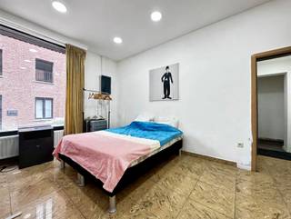 <p><span>Deze mooie hoekwoning is gelegen op een centrale en strategische locatie in Antwerpen-Berchem, op korte afstand van het stadscentrum en met een vlotte verbinding naar de belangrijkste invals- en uitvalswegen. Dankzij de hoekligging geniet de woning bovendien van een aangename uitstraling en een uitstekende zichtbaarheid.</span></p><p><span>De woning beschikt over een totale bewoonbare oppervlakte van ongeveer 187 m² en biedt dankzij de ruime indeling tal van mogelijkheden. De verschillende leefruimtes kunnen naar eigen wens worden ingericht en aangepast, waardoor de woning zowel geschikt is voor gezinnen als voor wie op zoek is naar een ruime en veelzijdige stadswoning.</span></p><p><span>De woning biedt een aangename combinatie van leefruimte, comfort en praktische mogelijkheden. Dankzij de ruime oppervlakte zijn er verschillende opties om de woning verder naar eigen smaak en behoeften in te richten of te optimaliseren.</span></p><p><span>Ook de ligging vormt een belangrijke troef. In de directe omgeving bevinden zich tal van winkels, horecazaken, scholen en andere dagelijkse voorzieningen. Daarnaast zorgen de nabijgelegen invals- en uitvalswegen voor een vlotte bereikbaarheid van Antwerpen-centrum en de omliggende gemeenten. Ook het openbaar vervoer is gemakkelijk bereikbaar.</span></p><p><span>Dankzij de centrale ligging, de ruime bewoonbare oppervlakte en de aantrekkelijke hoekligging biedt deze woning tal van mogelijkheden voor de toekomstige eigenaar.</span></p><p><span>Een interessante opportuniteit voor wie op zoek is naar een ruime en veelzijdige woning op een centrale locatie in Antwerpen-Berchem.</span></p>