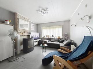 Ontdek deze halfopen woning met 3 slaapkamers, ideaal gelegen in een rustige en kindvriendelijke wijk.De inkomhal met gastentoilet geeft toegang tot...