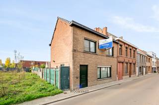 Ontdek deze aangename gezinswoning met verrassend veel ruimte en lichtinval. De woning werd doordacht ingedeeld en biedt tal van mogelijkheden voor wie comfortabel wil wonen met alle voorzieningen in de buurt.<br /><br />Indeling<br /><br />Bij het betreden van de woning komen we binnen in de inkomhal. Aansluitend bevindt zich een eerste ruimte die perfect kan dienen als bureau, zitplaats of eetkamer. Verder treffen we de gezellige leefruimte met een lichtrijke uitbouw en grote raampartijen die een prachtig zicht geven op de tuin. <br /><br />De keuken sluit naadloos aan op de eetplaats en vormt zo het hart van de woning. Verder vinden we op het gelijkvloers een praktische berging en een badkamer, uitgerust met ligbad, douche, toilet, dubbele wastafel en aansluitingen voor wasmachine en droogkast.<br /><br />Op de eerste verdieping bevinden zich drie ruime slaapkamers, ideaal voor een gezin of wie graag een extra hobbykamer of logeerkamer voorziet. <br /><br />Er zijn twee zolders voorzien met extra stockagemogelijkheden.<br /><br />Troeven<br />- Lichtrijke leefruimte met zicht op de tuin<br />- Praktische indeling met bureau-/hobbyruimte op het gelijkvloers<br />- Drie ruime slaapkamers<br />- Vlotte verbindingen<br /><br />Zowel winkels, scholen en openbaar vervoer liggen op korte afstand.<br /><br />Voor meer info contacteer Senne via 0499 47 10 68 of via senne@woonvast.be