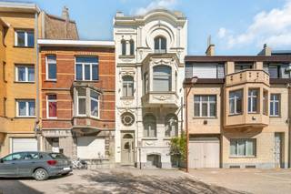 Dit karaktervol en ruim herenhuis met prachtige authentieke gevel bevindt zich in een rustige buurt van Oostende, op wandelafstand van zee/strand, diverse winkels en openbaar vervoer. <br /><br />De woning combineert charme met functionaliteit en biedt tal van mogelijkheden, zowel voor een groot gezin als voor het uitoefenen van een vrij beroep of praktijkruimte.<br /><br />Indeling:<br /><br />Stijlvolle inkomhall, lichtrijke woonkamer, ingerichte leef-keuken met directe toegang tot terras en via een trap bereik je de grote zonnige tuin, 4 afzonderlijk toiletten (1 op elk verdiep), badkamer met dubbele wastafel, ligbad en inloopdouche, bureau of praktijkruimte, 5 slaapkamers, berging, zolder met vaste trap (mogelijkheid tot 2 extra kamers), benedenverdieping voorzien van diverse polyvalente ruimtes, bergruimte en wasplaats, grote zonnige aangelegde tuin met terras, aankoop garagebox mogelijk in de straat. <br /><br />- Elektriciteit conform<br />- Centrale verwarming op aardgas<br />- Geïsoleerd dak<br />- Ook geschikt voor vrij beroep of praktijkruimte<br /> - Veel ruimte en indelingsmogelijkheden<br />- Mogelijkheid tot aankoop garagebox (€35.000).