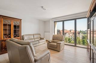 Op zoek naar een instapklaar appartement waar comfort, licht en een uitstekende ligging samenkomen? Dan zal dit prachtig onderhouden appartement uit 2014 in Ganshoren u ongetwijfeld bekoren. Dankzij de grote raampartijen baadt de leefruimte in het natuurlijke licht en geniet u van een uitzonderlijk open uitzicht op het omliggende groen én het iconische Atomium. Met twee aangename terrassen kunt u bovendien op elk moment van de dag genieten van de buitenruimte.<br /><br />Het appartement beschikt over een ruime en lichtrijke leefruimte, een verzorgde keuken, twee volwaardige slaapkamers, apart toilet en een comfortabele badkamer. Alles werd met de grootste zorg onderhouden, waardoor u hier zonder zorgen uw intrek kunt nemen. <br /><br />Ook op technisch vlak scoort deze eigendom uitstekend: de elektrische installatie is conform en het appartement is volledig asbestveilig. Verder beschikt u over een ondergrondse autostaanplaats, een praktische kelderberging en een lift in het gebouw, wat het wooncomfort compleet maakt. Autostaanplaats en kelderberging zijn bij aan te kopen voor €25.000. <br /><br />Een energiezuinig en kwalitatief appartement op een toplocatie in Ganshoren, ideaal voor wie op zoek is naar een zorgeloze woonst met een prachtig uitzicht. Contacteer ons vandaag nog voor een bezoek.<br /><br />Meer info: arno@woonvast.be of 0478 44 20 90