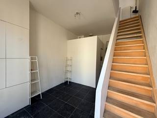 <strong>--- NIEUW --- Starterswoning nabij het centrum van Gent!</strong><br /><br /><strong>👉 BEZOEKMOMENT MAANDAG 29/06!  kan de online kalender voor het bezoekmoment en de vastgoedvideo terugvinden via onze eigen website www.vastgoedspruyt.be.</strong><br /><br />Op zoek naar een starterswoning op wandelafstand van het historiche centrum van Gent? Deze charmante woning (74m²) combineert een praktische indeling met veel natuurlijk licht en een uitstekende ligging! <br /><br /><strong>Troeven:</strong><br />- Lichtrijke ruimtes door de grote glaspartijen.<br />- Zeer goede, centrale ligging.<br />- Mogelijkheid voor 2 slaapkamers.<br />- Volledig uitgeruste keuken met oven, kookvuur, vaatwas,...<br />- Douchekamer.<br />- Apart gastentoilet.<br />- Wasmachine reeds aanwezig.<br />- Kelder als bergruimte.<br />- Individuele tellers.<br /><br /><strong>Locatie &amp; omgeving:</strong><br />- Op wandelafstand van het centrum.<br />- Winkels, apotheek, bank en horeca vlakbij.<br />- Rustige en vlot bereikbare ligging.<br /><br /><strong>Beschikbaar vanaf: 01/07/2026.<br />EPC: 209 kWh/m² (C-label).<br />Huurprijs: €900/maand (geen bijkomende algemene kosten).</strong><br /><br /> 