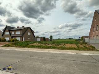 Dit bouwperceel van ongeveer 760 m² (zie plan en luchtfoto, lot 2) is gelegen in een goedgekeurde verkaveling en biedt een uitstekende kans voor...