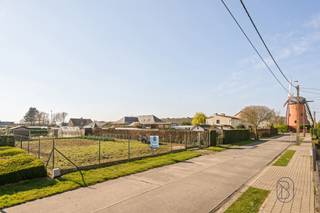 <p>Ruim perceel bouwgrond van 756m² te koop in het charmante Outrijve, voor open bebouwing.<br /><br />Gelegen in een rustige en landelijke omgeving biedt dit perceel tal van mogelijkheden voor het realiseren van uw droomwoning op maat, met voldoende ruimte voor een mooie tuin en groene omgeving.<br /><br />Een extra troef is de nabijheid van de beschermde erfgoedsite, de Tombeelmolen, die zorgt voor een authentiek en karaktervol kader in de buurt.<br /><br />Meer info of plan je bezoek: wim@immobeguin.be<br />Te koop via Immo Beguin, uw vastgoedexpert sinds 2009, met kantoren in Ronse, Waregem, Kortrijk, Deinze, Doornik en Lessen.</p>