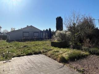 Op zoek naar de ideale stek om uw nieuwe thuis te bouwen? Mis deze kans niet.<br /><br />In deze kleinschalige verkaveling van slechts 2 loten bouwgrond kunt u uw halfopen bebouwing naar eigen wens bouwen. U kiest er volledige vrij uw eigen architect en aannemers.<br />Bouwmogelijkheden: <br /><br />-Halfopen bebouwing<br />-Gevelbreedte van 7m<br />-Bouwdiepte van 15m<br /><br />Lot 1: 558m² - €246.000<br />Lot 2: 562m² - €248.000<br /><br />Indien u voldoet aan de voorwaarden is heropbouw aan 6% BTW mogelijk. <br /><br />Contacteer Bonne Vastgoed 7 op 7 voor meer info via 0468104040 of info@bonnevastgoed.be