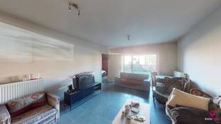 <p><strong>Bij ImmoFusion 7/7 “open huis” : klik op onze 3D-TOUR.<br />Ervaar vastgoed alsof je er zelf doorloopt!<br /><br /></strong></p>
<p>Welkom in dit recent gebouwde, instapklare gelijkvloers appartement gelegen aan de <strong>Everselkiezel 95 bus 6</strong> in het rustige en groene <strong>Heusden-Zolder</strong>. Dit éénslaapkamerappartement is ideaal voor starters, koppels of wie op zoek is naar rolstoeltoegankelijke woning! <br /><br /></p>
<p>Bij binnenkomst stap je meteen in de <strong>leefruimte met open keuken</strong>. Dankzij de open indeling en grote ramen geniet je hier van veel natuurlijk licht en kan je via het schuifraam de omheinde voortuin betreden.<br /><br /></p>
<p>De <strong>keuken</strong> is uitgerust met een <strong>kookplaat</strong>, <strong>vaatwasser</strong> en een <strong>dubbele wasbak</strong>.<br /><br /></p>
<p>De <strong>slaapkamer</strong> is ruim genoeg voor een dubbel bed en kasten, en de badkamer bevindt zich hier meteen naast. Het heeft een ruime inloopdouche, een lavabo en een toilet.<br /><br />Tot slot heb je nog een ondergrondse staanplaats waar je je kan parkeren.</p>
<p><strong>Pluspunten:<br /></strong>- Gelijkvloers wonen – geen trappen meer!<br />- Ondergrondse autostaanplaats<br />- Gezellige tuin, volledig omheind<br />- Recent gebouwd<br />- Perfect als startersappartement<br />- Rustige ligging, toch centraal in Heusden-Zolder<br />- Rolstoeltoegankelijk</p>
<p>Een instapklare en goed onderhouden woonst in een rustige buurt, waar je enkel nog je koffers hoeft uit te pakken. Kortom: een perfecte plek om thuis te komen!</p>
<p><strong>Voor een bezichtiging ter plaatse of meer info, bel ons op 078/78.78.70, of kom gewoon binnen op ons kantoor, steeds welkom!</strong></p>