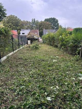 <p><span>Totaal renovatieproject of afbraakwoning te koop op een gunstige locatie nabij het centrum en het park van Kapellen, het perceel is 345m² groot en heeft een breedte van 6 m.</span></p><p><span>Het eigendom is geschikt voor het bouwen van een gesloten bebouwing met een diepte van maximum 17 m op het gelijkvloers, 13 m op de verdieping en 9 m op de bovenverdieping. </span></p><p><span>Er werden reeds plannen goedgekeurd voor een nieuwbouw woning/volledige verbouwing.</span></p><p><span> </span></p><p><span>Plannen en video zijn te bekijken, vanwege de bouwvallige staat worden er geen afspraken ter plaatse ingepland.</span></p>