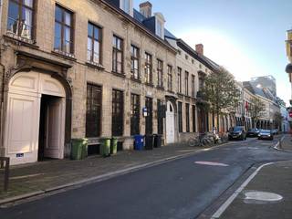 <p>Ruime ondergrondse parkeerplaats (3,2 x 5,5m) onder residentie Venushof in de Venusstraat. De ondergrondse parking is bereikbaar via drie manueel te bedienen poorten.</p>
