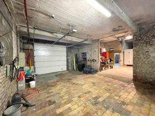 Ontdek dit ruime magazijn, ideaal gelegen in de Rekkemsestraat te Marke.Het gebouw heeft een totale bruikbare oppervlakte van 555 m² en bevindt zich...