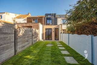 <p><span>Tussen campus Gasthuisberg en het bruisende centrum van Leuven bevindt zich dit volledig vernieuwde studentenhuis met vijf vergunde kamers. De renovatie werd met oog voor detail afgerond in september 2025, waardoor het gebouw vandaag klaar is om studenten in alle comfort te huisvesten.</span></p><p><span>Elke kamer is smaakvol ingericht en voorzien van eigen sanitair, een bureau met ergonomische stoel, een comfortabel bed, een microgolfoven en een ruime kast. Daarnaast kunnen de studenten gebruikmaken van een volledig uitgeruste gemeenschappelijke keuken en een gezellige ontspanningsruimte de ideale plek om samen te koken, te studeren of even tot rust te komen.</span></p><p><span>De fietsenstalling is eenvoudig bereikbaar via de Sint-Servatiusstraat. </span><span>Alle vijf kamers zijn momenteel verhuurd voor het academiejaar 2025-2026</span><span>, wat zorgt voor een stabiel en gekend huurrendement. Het gebouw zal bovendien </span><span>professioneel beheerd worden door het Team Rentmeester van Immo Livit tot en met het academiejaar 2026-2027</span><span>. Deze </span><span>professionele service is inbegrepen in de vraagprijs</span><span>, waardoor u als eigenaar volledig zorgeloos kunt genieten van uw investering.</span></p><p><span>Bent u op zoek naar een zorgeloze investering in de Leuvense studentenstad, zonder de lasten van een mede-eigendom? Of wenst u uw eigen kinderen in de toekomst onder te brengen in een nieuw en comfortabel studentenhuis? Neem dan gerust contact met ons op voor meer informatie of een plaatsbezoek via </span><span>016 15 31 15</span><span>  of</span><span> </span><span>info@immolivit.be</span><span>.</span></p>