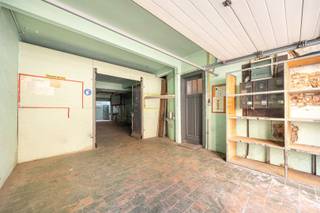 <p>Op één van de meest begeerde locaties van Antwerpen, pal aan het bruisende Mechelseplein, bieden we dit magazijn van ca. 120 m² aan in een kleinschalig gebouw dat momenteel volledig wordt gerenoveerd. Een zeldzame kans voor wie op zoek is naar ruimte, flexibiliteit én visibiliteit in het hart van de stad.</p><p>Achter deze centrale ligging schuilt een pand met tal van mogelijkheden. Of je nu droomt van een stijlvol kantoor, een unieke handelsruimte, een fitness- of yogastudio, een showroom voor designmeubels of een creatieve hub — hier kan je jouw concept volledig tot leven brengen.</p><p>• Topligging aan het levendige Mechelseplein<br />• 120 m² polyvalente ruimte<br />• Onderdeel van een gebouw met slechts 3 appartementen<br />• Volledige renovatie van het pand in uitvoering<br />• Diverse bestemmingen mogelijk (kantoor, retail, studio, …)<br />• Zeldzaam aanbod in deze buurt</p><p>De ruimte zelf biedt een ruwe, industriële basis met karakter — ideaal om volledig naar eigen smaak en functie in te richten. De grote oppervlakte en praktische indeling zorgen voor maximale flexibiliteit.</p><p>De omgeving? Die spreekt voor zich. Je zit hier tussen hippe horecazaken, creatieve hotspots en een constante stroom van leven — een plek waar jouw zaak gegarandeerd opvalt.</p><p>Voor ondernemers, investeerders of visionairs: dit is jouw kans om iets uniek neer te zetten op een absolute toplocatie.</p><p>Buitenkans voor de snelle beslisser. Interesse? Plan je bezoek vandaag nog via sinjoor.be.</p>