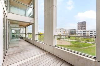 Quares - TREVI Groep presenteert :Dit lichtrijke appartement biedt een uitzonderlijke woonervaring dankzij het ruime en zonnige terras dat aansluit...