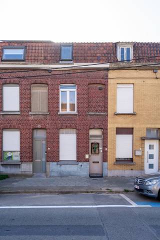 Op <strong>wandelafstand</strong> van het <strong>bruisende stadscentrum </strong>van Kortrijk treffen we deze totaal te renoveren woning aan. Een ideale opportuniteit voor starters, jonge gezinnen of investeerders die op zoek zijn naar een pand met potentieel. <br /><br />We betreden de woning via de <strong>inkomhal</strong>. Vooraan bevindt zich een multifunctionele ruimte die perfect kan dienen als <strong>bureau</strong>, <strong>slaapkamer </strong>of <strong>fietsenberging</strong>. Centraal in de woning vinden we de lichtrijke en gezellige <strong>leefruimte </strong>die een warm hart vormt van het huis. <br /><br />Aansluitend treffen we de <strong>badkamer </strong>aan uitgerust met een <strong>douchebad</strong>, <strong>toilet </strong>en <strong>lavabo</strong>. Helemaal achteraan op het gelijkvloers bevindt zich de <strong>keuken </strong>met directe toegang tot de diepe, zonnige <strong>tuin </strong>een ideaal verlengstuk van het woongedeelte. <br /><br />Op de eerste verdieping bevinden zich twee volwaardige <strong>slaapkamers</strong>. De zolderverdieping biedt plaats aan nog twee extra <strong>(kinder)kamers </strong>of <strong>hobbyruimtes</strong>, afhankelijk van je wensen. <br /><br />De ligging is een absolute troef: op wandelafstand van winkels, scholen, openbaar vervoer en met een vlotte aansluiting op de E17 en R8. <br /><br />Meer foto's gewenst? Stuur gerust een berichtje!<br /><br />Interesse in een bezoek of meer info? Contacteer Simon op 0471 54 76 42 - simon@dekeyser.immo
