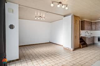 Op een uitstekende locatie te Sint-Katelijne-Waver bevindt zich deze instapklare woning met 3 slaapkamers. U bevindt zich hier vlakbij  winkels, scholen en het openbaar vervoer, alsook  heeft u een vlotte verbinding naar de belangrijkste invalswegen. <br /><br />We betreden de woning via de lichtrijke leefruimte, dewelke u kunt  inrichten met een gezellige zithoek en aparte eetplaats. Aangrenzend bevindt zich de keuken, dewelke voorzien is van de voornaamste toestellen. Verder beschikt u op het gelijkvloers over de badkamer uitgerust met inloopdouche en lavabo en een apart toilet. <br />Via de nachthal op de eerste verdieping bereikt u 1 grote en 2 kleinere slaapkamers. De kelder en zolder bieden overigens extra opslagruimte. Ten slotte beschikt over een achterliggende garage.<br />Op het terras kunt u steeds in alle rust en privacy genieten van het mooie weer. <br /><br />Dit is een uitstekende opportuniteit als u op zoek bent naar een instapklare woning te Sint-Katelijne-Waver. Contacteer ons voor meer informatie op 0479 13 63 69 of neem een kijkje op www.boonstravastgoed.be . <br /><br />Bijzonderheden:<br />- Garage<br />- 3 slaapkamers<br />- Uitstekende locatie