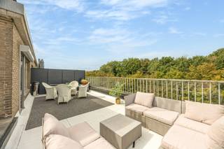 Lichtrijk dakappartement met ruim terras van 30 m² en vrij uitzicht op groen. Dankzij de gunstige hoekligging geniet het appartement van veel natuurlijk licht en een aangenaam open uitzicht over de Bremweide en de groene omgeving langs de Ter Heydelaan.<br />De grootste troef is zonder twijfel het uitzonderlijk ruime terras van maar liefst 30 m². Het terras is hoofdzakelijk westgericht, waardoor u volop van de namiddag- en avondzon kunt genieten. Door de hoekligging valt er bovendien ook ’s morgens zonlicht binnen. Een heerlijke buitenruimte om te ontspannen, gasten te ontvangen of rustig van het vrije uitzicht te genieten.<br /><br /><u><strong>Indeling:</strong></u><br />Inkomhal: 4 m²<br />Afzonderlijk toilet: 2 m²<br />Leefruimte: +/- 30 m²<br />Volledig ingerichte keuken: +/- 7,6 m²<br />Slaapkamer: +/-16,8 m²<br />Badkamer met ligbad en lavabo: +/-5 m²<br />Berging: 6 m²<br /><br />Gepolierde chape doorheen het appartement.Veiligheidsdeur. Rolluiken aan alle ramen. Dubbele beglazing<br />Recent geïsoleerd dak. Lift tot op de verdieping.<br />