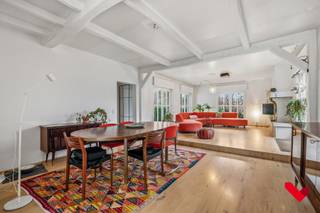 Located in a green and tranquil setting near the village centre of Lubbeek, this exceptionally spacious and light-filled villa offers a unique...