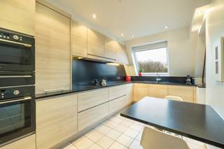 NIVEAU -1Autostaanplaats.Kelderberging.NIVEAU +5Appartement, ingedeeld als volgt:Inkomhal, voorzien van afzonderlijk gastentoilet.Leefruimte...