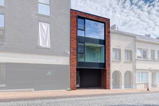 MODERNE WONING MET 2 SLAAPKAMERS, 2 TERRASSEN EN GARAGE IN HET CENTRUM VAN HOESELTIn het centrum van Hoeselt ligt deze moderne woning aan de L...