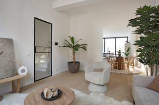 <p><span>In de statige Delportestraat, midden in het centrum van Tienen, bevindt zich deze karaktervolle herenwoning die in 2026 volledig werd gerenoveerd. Met drie slaapkamers, twee badkamers, een dressing, royale plafondhoogtes en EPC-label A combineert ze authentieke charme met het comfort van vandaag.</span></p>
<p><strong><span>Indeling</span></strong></p>
<p><span>Via de ruime inkomhal met vestiaire, gastentoilet en afzonderlijke wasplaats betreden we het gelijkvloers, waar de grote ramen en plafondhoogtes van meer dan drie meter voor een bijzonder ruimtelijk gevoel zorgen. Aan de voorzijde bevindt zich de leefruimte met parketvloer, terwijl de leefkeuken achteraan rechtstreeks aansluit op de onderhoudsvriendelijke stadstuin.</span></p>
<p><span>De keuken werd afgewerkt met grootformaattegels (90 × 90 cm) en beschikt over een composiet werkblad, hoogwaardige inbouwtoestellen en een wijnkoeler. De brede glaspartij zorgt voor een overvloed aan natuurlijk licht en kan voor twee derde worden opengeschoven, waardoor binnen en buiten op zonnige dagen naadloos in elkaar overlopen.</span></p>
<p><span>De eerste verdieping omvat een ruime slaapkamer met dressing, een badkamer met ligbad en douche en een apart toilet. De dressing is ruim genoeg om eventueel dienst te doen als extra kinderkamer of bureau. Op de tweede verdieping bevinden zich twee bijkomende slaapkamers met zicht op de authentieke dakbalken, evenals een tweede badkamer met douche en toilet. </span></p>
<p><span>De droge kelder biedt bijkomende bergruimte. De aanwezige verlichting zal blijven hangen en is inbegrepen in de verkoopprijs.</span></p>
<p><strong><span>Energie en comfort</span></strong></p>
<p><span>Bij de totaalrenovatie werd veel aandacht besteed aan energiezuinigheid, met onder meer bijkomende isolatie, driedubbele beglazing, vloerverwarming op het gelijkvloers en acht zonnepanelen (3.720 Wp). Het resultaat is een uitstekend EPC-label A, met een energiescore van slechts 68 kWh/m² per jaar.</span></p>
<p><strong><span>Omgeving</span></strong></p>
<p><span>De Leuvensestraat, een van de voornaamste winkelstraten van Tienen, ligt op amper 100 meter. Ook het station bevindt zich op slechts vijf minuten wandelen. Winkels, horeca en andere dagelijkse voorzieningen liggen met andere woorden binnen handbereik.</span></p>
<p><span>Tot slot is er de mogelijkheid om een autostaanplaats in de Delportestraat afzonderlijk te huren voor €68 per maand. De verkopers voorzien in de overdracht van het huurcontract aan de koper.</span></p>
<p><strong><span>Ontdek deze instapklare herenwoning tijdens een bezoek.</span></strong><span> Contacteer Jonas van Dhumas via 0491 29 53 92 of </span><span>jonas@dhumas.be</span><span>.</span></p>