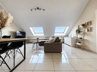 <p><span>Lichtrijk en instapklaar dakappartement met 2 slaapkamers in het centrum van Buggenhout.</span></p><p><span>Op zoek naar een gezellig appartement met een aangename ligging én een energiezuinig karakter? Dit instapklare dakappartement bevindt zich op de bovenste verdieping van residentie Manager, centraal gelegen in Buggenhout en op wandelafstand van het station en de winkelstraat.Met een bewoonbare oppervlakte van ca. 62 m² beschikt het appartement over een praktische en aangename indeling. De leefruimte geniet van een mooie natuurlijke lichtinval en sluit aan op de volledig ingerichte keuken. Verder zijn er twee slaapkamers, waarvan één ruime slaapkamer en een tweede, kleinere slaapkamer die eveneens perfect kan dienstdoen als kinderkamer, bureau of dressing.De badkamer werd recent vernieuwd en is uitgerust met een douche en eigentijdse betegeling. Daarnaast beschikt het appartement over een afzonderlijk toilet en de nodige praktische voorzieningen.Ook op energetisch en technisch vlak heeft dit appartement heel wat te bieden. Het beschikt over een nieuwe condensatieketel op aardgas en een Mitsubishi-warmtepomp van 7 kW. Het appartement behaalt bovendien een EPC-label B met een verbruik van slechts 136 kWh/m²/jaar, waardoor er geen renovatieverplichting van toepassing is.De syndickosten zijn bijzonder beperkt en bedragen slechts 199 per kwartaal, inclusief beheer en verzekering van het gebouw. De residentie beschikt daarnaast over een gemeenschappelijke fietsenberging en huisvuilberging.Ook als investering een interessante opportuniteit.Het appartement is momenteel verhuurd aan 670 per maand, wat overeenkomt met een jaarlijkse basishuur van 8040. Op basis van de huidige vraagprijs vertegenwoordigt dit een rendement van ongeveer 4.25%, vóór eventuele overige eigenaarskosten, belastingen en aankoopkosten.Dankzij de centrale ligging, het gunstige EPC-label B, de beperkte gemeenschappelijke kosten en de onmiddellijke huuropbrengst vormt dit dakappartement een interessante investeringsmogelijkheid voor wie op zoek is naar een combinatie van een stabiele huurinkomst en een energiezuinige woning.Uiteraard is het appartement ook zeer geschikt voor eigen bewoning. De combinatie van de centrale ligging, de instapklare staat, twee slaapkamers, de vernieuwde badkamer maakt dit tot een aangename en praktische woongelegenheid in het centrum van Buggenhout.Voor verdere informatie of een bezoek ter plaatse kan u contact opnemen met Immo Twins via 052/55.55.55 of info@immotwins.be.</span></p><p><span> </span></p>
