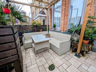 Charming 1933 character home located in a quiet street in De Panne, featuring 4 spacious bedrooms, high ceilings (2.88–2.92 m) and a 4.71 m...