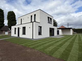 <strong>Nieuwe BEN-villa op toplocatie – evt. met handelsruimte/praktijkruimte</strong><br /><br /><strong>!!! KOOP NOG DIT JAAR EN GENIET NOG VAN 2% REGISTRATIERECHTEN* !!!</strong><br /><br /><strong>Zonhoven, Wijvestraat 146.</strong><br />Deze vrijstaande villa werd dit jaar gebouwd, is volledig afgewerkt en onmiddellijk beschikbaar.<br /><br />De woning beschikt over een bewoonbare oppervlakte van ca.180m², waarvan ca.115m² op het gelijkvloers en ca.65m² op de verdieping, en is gelegen op een perceel van <strong>6a03ca</strong>.<br /><br />Een absolute meerwaarde is de doordachte indeling van het gelijkvloers.<br />Dit niveau is volledig rolstoeltoegankelijk en beschikt over een praktijk-/bureauruimte of slaapkamer met aansluitende badkamer.<br />Hierdoor is de woning niet alleen geschikt voor levenslang wonen, maar ook bijzonder interessant voor een dokterspraktijk, paramedisch beroep, vrij beroep, kantoor of een andere professionele activiteit aan huis.<br />Indeling gelijkvloers – ca.115m²<br />Via de ruime inkomhal met stijlvolle stalen glazen deur kom je binnen in de woning. Hier bevindt zich onmiddellijk een ruim gastentoilet, alsook een vestiaire-/bergruimte.<br />Verder bevindt zich op het gelijkvloers een ruime slaapkamer, die eveneens uitstekend dienst kan doen als praktijk-, bureau- of kantoorruimte. Deze ruimte beschikt over een eigen aansluitende badkamer met inloopdouche en lavabo.<br />De leefruimte is bijzonder royaal opgevat en geniet dankzij de vele raampartijen van een mooie natuurlijke lichtinval.<br />Aansluitend bevindt zich de volledig ingerichte open keuken, voorzien van een natuurstenen tablet, een groot centraal eiland, veel kastruimte en de nodige inbouwtoestellen.<br />Vanuit de keuken is er rechtstreeks contact met de tuin.<br />Daarnaast is er een afzonderlijke technische berging/wasplaats met uitgietbak en aansluitingen voor wasmachine en droogkast.<br /><br />Verdieping – ca.65m²<br />Op de verdieping bevinden zich 2 ruime slaapkamers, elk met een eigen ensuite badkamer/doucheruimte.<br />De badkamers zijn bijzonder verzorgd afgewerkt met grote keramische wand- en vloertegels, ruime inloopdouches en modern sanitair.<br />Verder is er op deze verdieping nog een kleine technische berging.<br />In totaal beschikt deze woning dus over 3 slaapkamers en 3 badkamers.<br /><br />Ook de buitenaanleg werd reeds verzorgd.<br />Rondom de villa werden terrassen en paden aangelegd en de tuin werd voorzien van grasmatten.<br />Achteraan bevindt zich bovendien een afzonderlijk tuingebouw met berging en overdekt terras, samen goed voor ca.28m².<br /><br />Troeven<br />- <span><strong>onmiddellijk beschikbaar</strong></span><br /><span>- topligging in Zonhoven<br />- </span><span>BEN-woning – E-peil 9<br />- </span><span>zonnepanelen worden nog geplaatst<br />- </span><span>airconditioning<br />- </span><span>3 badkamers<br />- </span><span>gelijkvloers volledig rolstoeltoegankelijk<br />- </span><span>uitermate geschikt voor praktijk of vrij beroep<br />- mogelijkheid tot uitbating van een vakantiewoning of B&B<br /><br />Ligging: <br />- wandelafstand van natuurgebied "De Wijers"</span><br /><br /><strong>BELANGRIJKE TROEF: AANKOOP ONDER REGISTRATIERECHTEN</strong><br />Hoewel het om een volledig nieuwe woning uit 2026 gaat, gebeurt de verkoop onder het <strong>stelsel van de registratierechten</strong> en niet onder het BTW-stelsel.<br /><br />P-score: A<br />G-score: A<br /><br />Bijzondere informatieplicht:<br />Vergunning uitgereikt-Woongebieden-Geen verkavelingsvergunning-Geen voorkooprecht-Geen rechterlijke herstelmaatregel of bestuurlijke maatregel opgelegd<br /><br />*onder voorbehoud van de wettelijke voorwaarden om van het verlaagde tarief te genieten<br /><br />Interesse?<br />Neem contact op met SBC Vastgoed voor meer informatie of een bezoek ter plaatse: Sandra 0476 21 77 40 of via info@sbcvastgoed.be<br />