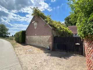 Een plek waar tijd lijkt stil te staan…Hof Candriesche, een historische hoeve met wortels tot 1281, ligt verscholen op een doodlopende weg – midden...