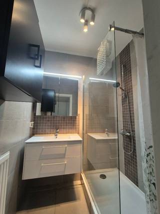 Appartement 90m², 2 slaapkamers + tuin 100m²<br /><br /><br /><br />Op een rustige en toch zeer centrale locatie vindt u dit zeer gezellige gelijkvloerse appartement. De originele bouw dateert van 1975, maar sedert 2016 werd alles vernieuwd: nieuwe keuken met vaatwasser, badkamer, nieuwe CV-ketel, elektriciteit, vloeren, plakkerij, nieuwe ramen met HR-glas, omheining tuin, dak van het tuinhuis, isolatie dak apptn. + zijmuur etc… De gemeenschappelijke inkomhal is ruim en geschikt voor bv. een kinderkoets of fiets.<br />Het appartement zelf heeft een eigen inkomhal, een living met open keuken ( ca.30m²), een nachthal, nieuwe badkamer met lavabo, spiegelkast en douche, 2 slaapkamers ( ca.16m² en 10m²), een berging met CV ( vernieuwd) waar er plaats is voor een wasmachine en eventueel een droogkast, een gastentoilet, een mooi terras in blauwe steen ( ca 20m²), en een grote tuin ( ca.100m²) met tuinhuis. De elektriciteit is conform ( blanco attest!) en dak + zijgevel(s) werden extra geïsoleerd (zeer goede EPC). Kelder aanwezig met veel bergruimte. Geen lift dus geen maandelijkse kosten.<br /><br />Contacteer voor meer info op 0494/99.72.85 of mail naar jolien.van.damme@hotmail.com