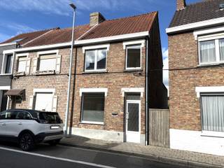 <p>Deze woning is ideaal gelegen voor wie houdt van een wandel- en fietstocht in de natuur: namelijk tussen de Meersen, Ryckevedebos en domein Gemene Weidebeek. Daarnaast is ook de sportinfrastructuur van o.a. Daverlo vlakbij, net als AZ Sint-Lucas én met een goede verbinding naar het centrum van Brugge.</p>
<p>De woning zelf is aan een renovatie toe die doorheen de jaren gespreid kan worden indien gewenst.</p>
<p>Gelijkvloers: inkomhal (6,5 m²) – leefruimte (22,2 m²) – keuken met aanpalende veranda (15,3 m²) – badkamer (4,4 m² – douche, lavabo, toilet, aansluiting wasmachine).<br />Eerste verdieping: 2 slaapkamers (13,5 en 10,2 m²) en vaste trap naar tweede verdieping. <br />Tweede verdieping: zolderruimte (30 m²) met mogelijkheid tot 1 a 2 extra slaapkamers.</p>
<p>Buiten: tuin met terras en overdekte berging.</p>
<p>Ramen: pvc met dubbele beglazing.</p>
<p>Contacteer Bonne Vastgoed 7 op 7 voor meer info of bezoek ter plaatse via 050/73.73.73 of info@bonnevastgoed.be</p>
<p></p>