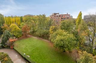 Quartier UCL - Bel appartement, au 6ème étage d'un immeuble avec ascenseur, composé d'un hall d'entrée avec placards, séjour de +/- 37m2 avec cuisine séparée et accès à la terrasse avant, chambre 1 de +/-13m2 et chambre 2 de +/-11m2 avec accès à la terrasse arrière, salle de bains avec baignoire avec paroi de douche, meuble avec double lavabo et raccordement machines, wc séparé et débarras - Cave aux sous-sols et emplacement de parking extérieur en supplément à 15.000€. A distance à pied du metro Alma et proche des grands axes et du shopping de Woluwe - A voir sans tarder!